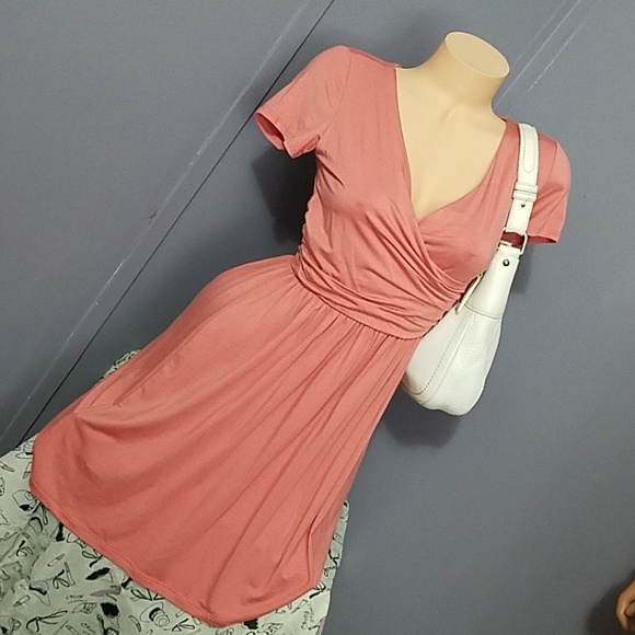 Dresses & Skirts - Stunning Little Coral Dress